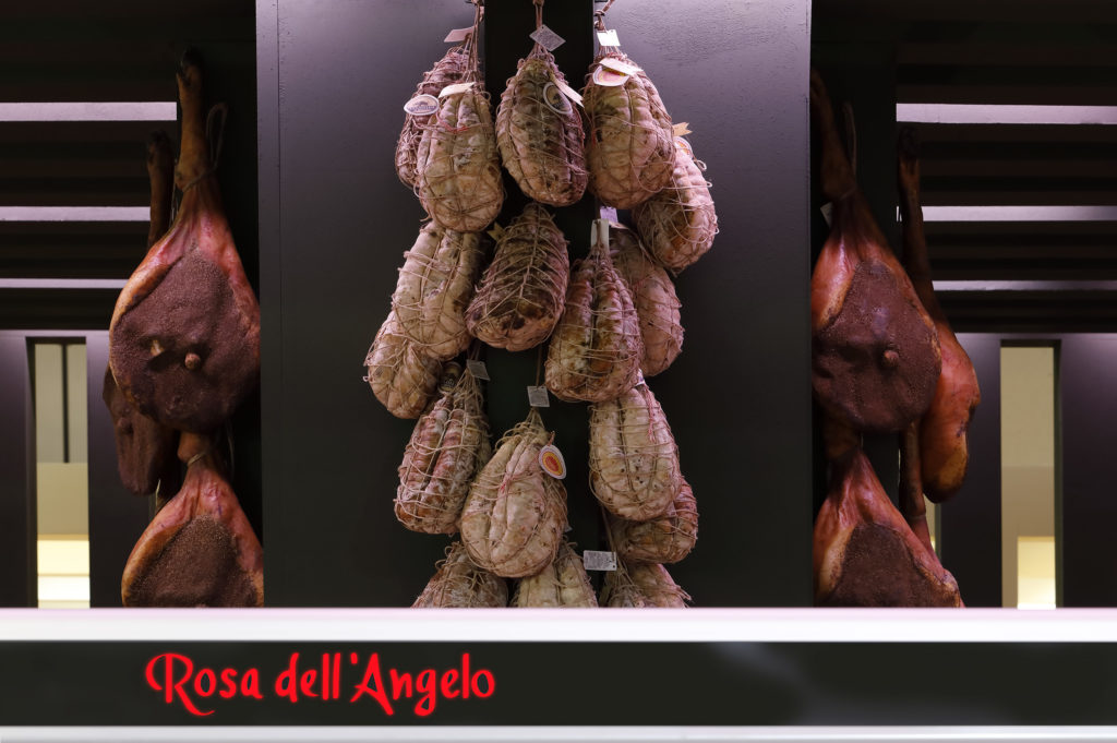 Jambons et culatelli stand Cibus Rosa dell'Angelo