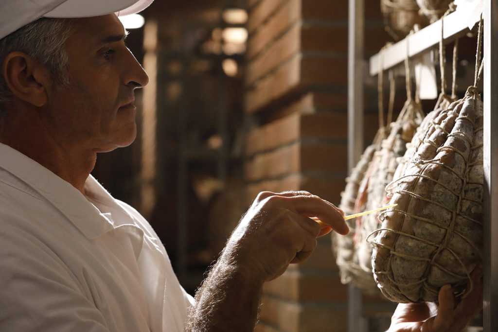 Contrôle qualité du Culatello di Zibello est effectué avec pointage