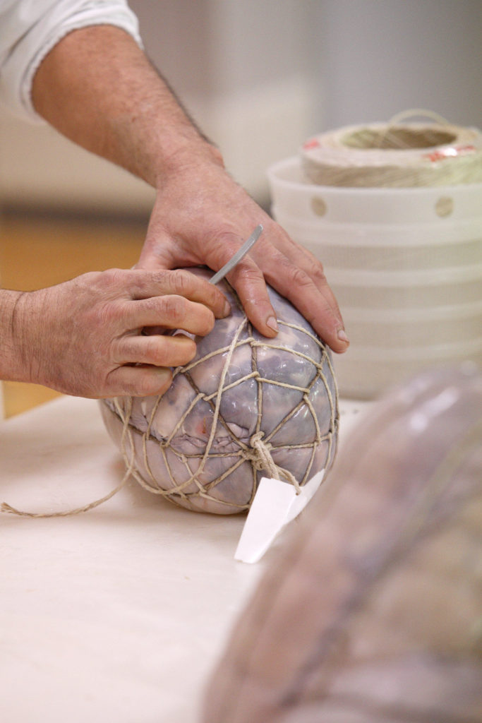 Traitement Culatello avec nouage à la main