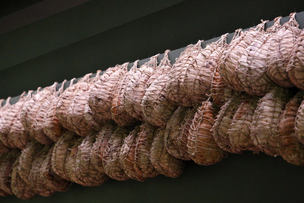 Exposition de culatelli artisanaux
