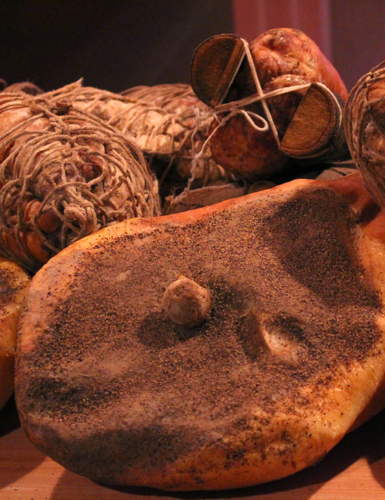 production artisanale de jambon cru, coppa, pancetta et culatello