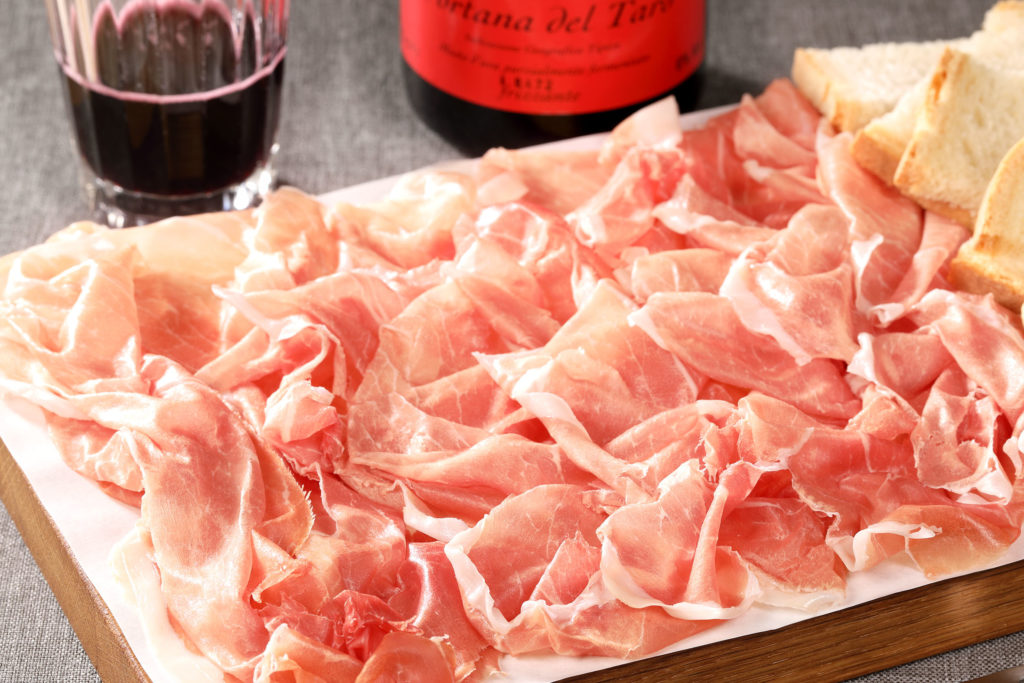 Plateau avec des tranches de jambon de Parme