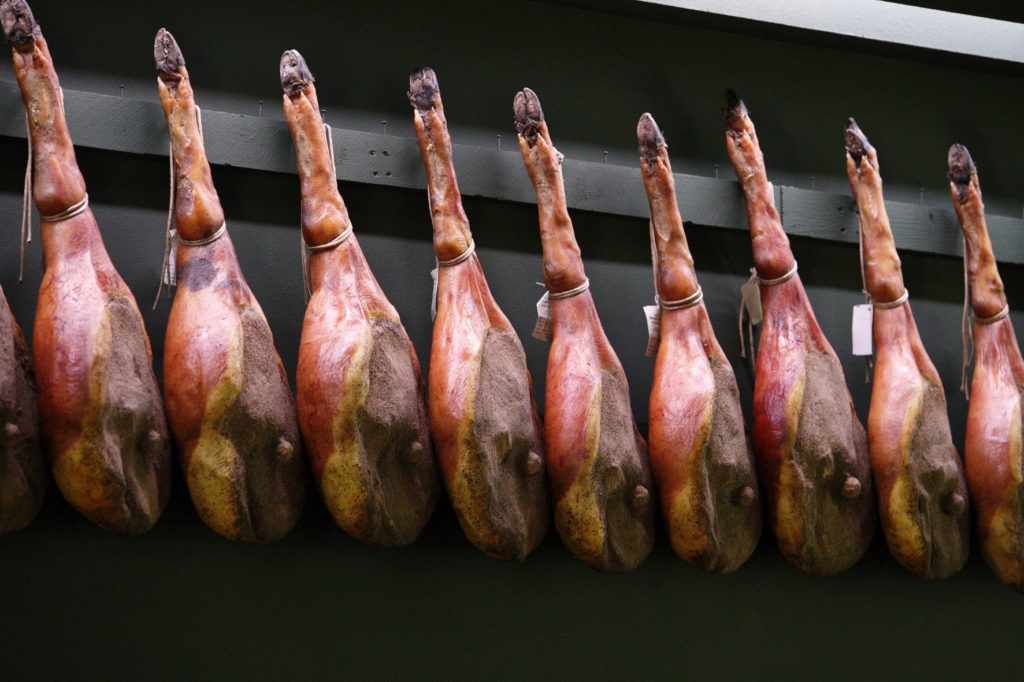 Jambons de porcs noirs élevés en liberté