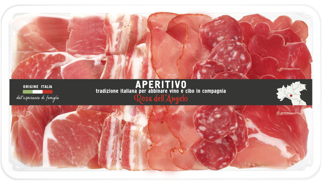 Apéritif italien avec un mélange de charcuteries tranchè en barquette