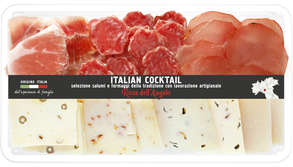 スライスしたイタリア産生肉とチーズの前菜トレイ詰め